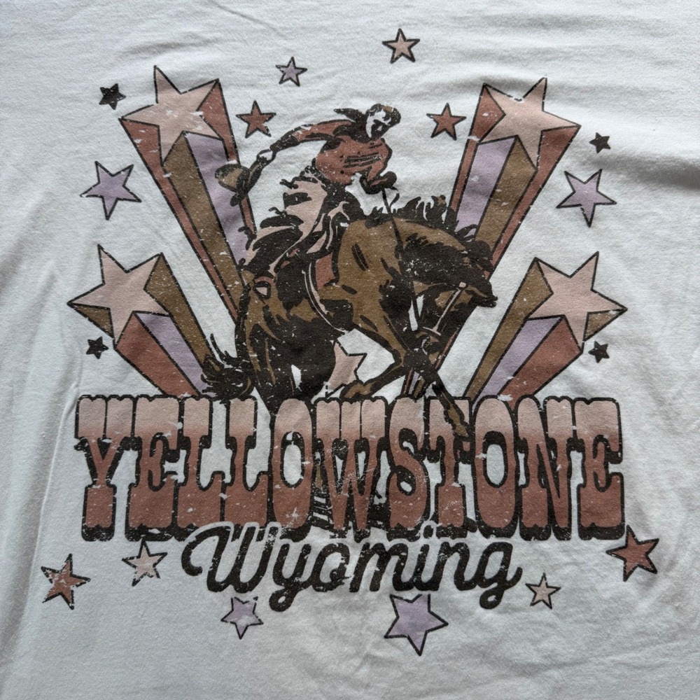 Altar'd State Yellowstone Wyoming Graphic T-Shirt Cream Western Bronco Mens‎ M